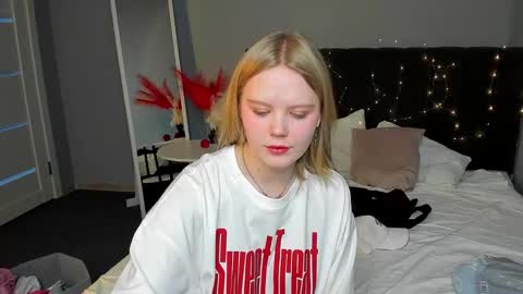 Essie Fanning online show from 12/06/24, 03:19