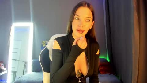 julia_fly online show from 12/09/24, 11:29