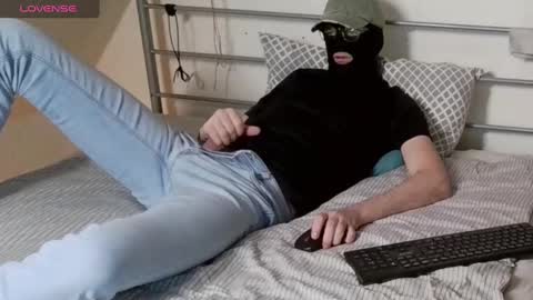 Snapshot of Masked Horny Guy chatting on 01/01/25, 12:49 masked_horny_guy online show from 01/01/25, 12:49