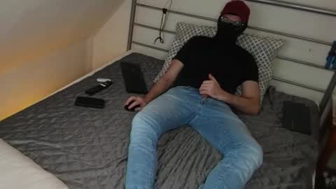 Snapshot of Masked Horny Guy chatting on 01/08/25, 09:20 masked_horny_guy online show from 01/08/25, 09:20