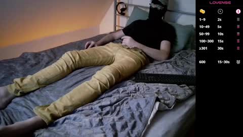 Snapshot of Masked Horny Guy chatting on 12/18/24, 07:09 masked_horny_guy online show from 12/18/24, 07:09