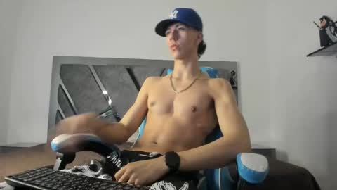 oliverthompson_01 online show from 01/03/25, 07:00