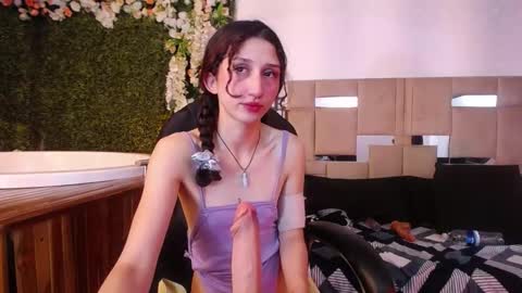 queenjenn__ online show from 12/12/24, 08:49