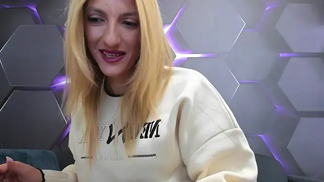 RileyLanaxxx online show from 12/17/24, 04:48