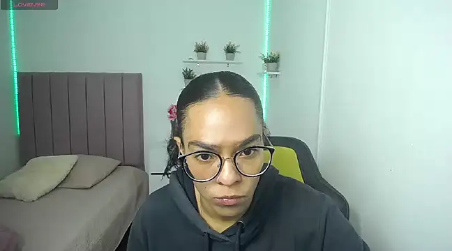 Nina lovee  online show from 12/18/24, 01:32