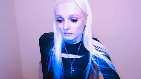 Snapshot of Eva Pretty chatting on 01/08/25, 01:07 Eva online show from 01/08/25, 01:07