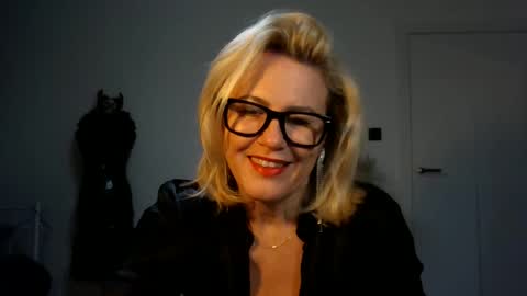 adelemilf40 online show from 11/21/24, 07:32