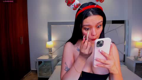  Bella Hadid  online show from 11/24/24, 11:47