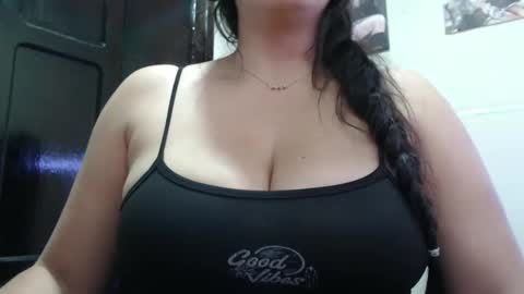 scarleth    follow mee 3 kis online show from 11/19/24, 11:10