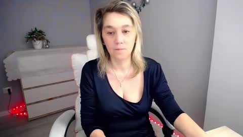 divine_lady_ online show from 12/29/24, 10:32