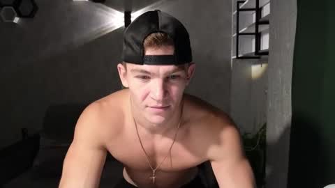 elliot_muscle02 online show from 11/18/24, 06:57