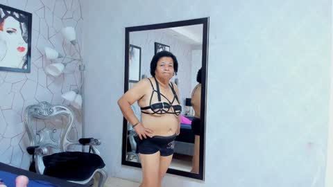 I am Estrella 2pm to 8pm Colombia time  online show from 11/29/24, 11:38