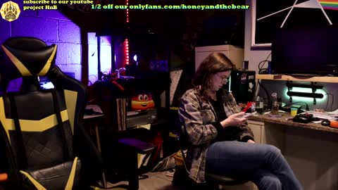 Honey and Bear online show from 01/04/25, 03:40