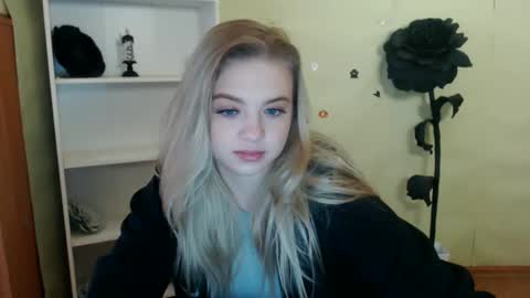 juliacrazy_ online show from 11/18/24, 06:13