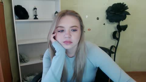 juliacrazy_ online show from 11/20/24, 05:50