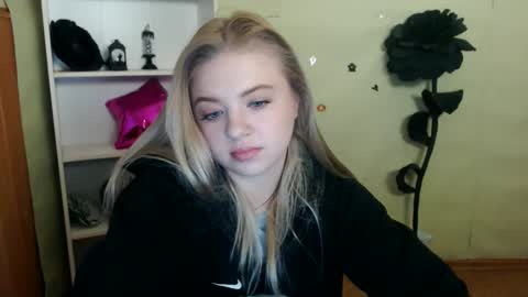 juliacrazy_ online show from 11/23/24, 06:01