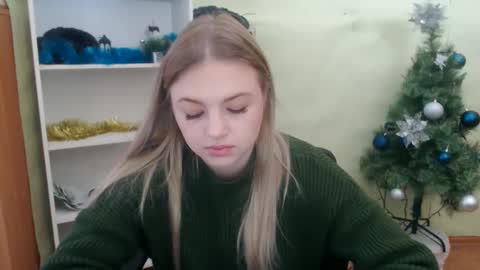 juliacrazy_ online show from 12/18/24, 06:15