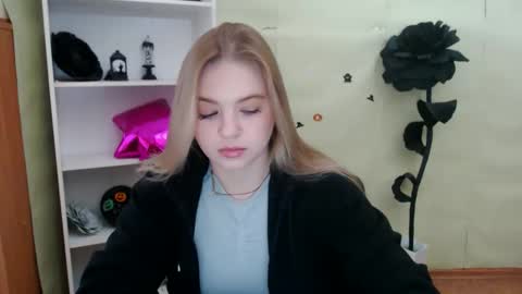 juliacrazy_ online show from 11/26/24, 06:33