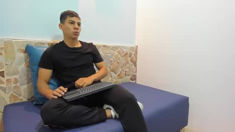 kevin_hott19 online show from 12/12/24, 12:35