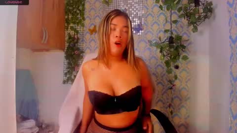 kiara_sofia00 online show from 12/15/24, 11:04