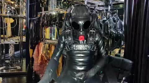 latexlover202 online show from 12/21/24, 11:35