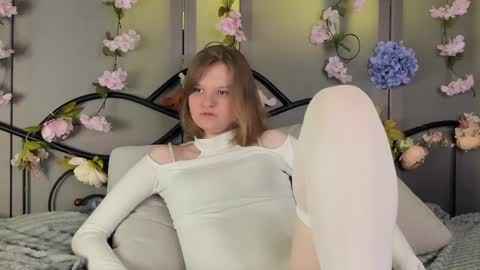 hi guys Im new here Im 18 years oldIve never had sex online show from 12/01/24, 02:26