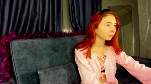 lunna_fox online show from 12/21/24, 01:07