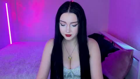 molly_millerr online show from 12/11/24, 10:32