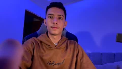 santi_twink19 online show from 01/06/25, 11:24