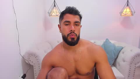 santiago_huntt online show from 11/18/24, 10:12