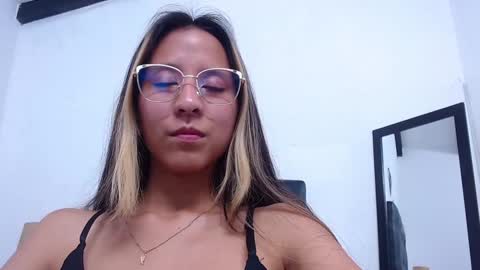 skinny_hottie18 online show from 12/10/24, 01:48