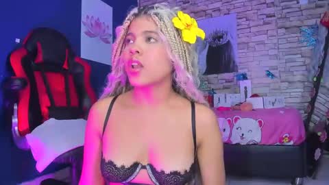 sofiacastillo01 online show from 01/07/25, 12:44