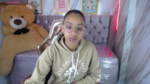 violeth_b online show from 11/29/24, 12:42