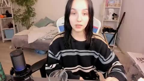 vivian_qwerty online show from 12/20/24, 06:27