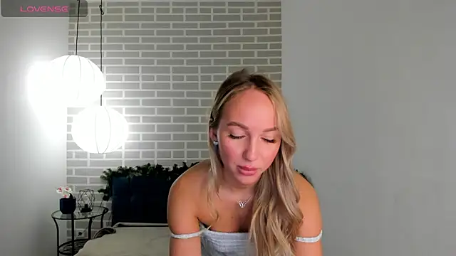 DanaCuttie online show from 12/25/24, 05:38