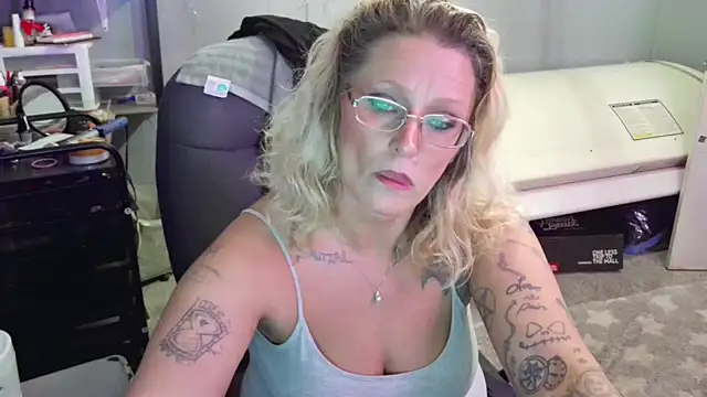 Lisalovely6981 online show from 02/04/25, 04:54