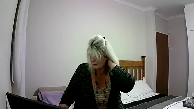 Miahotmilf online show from 12/17/24, 07:16