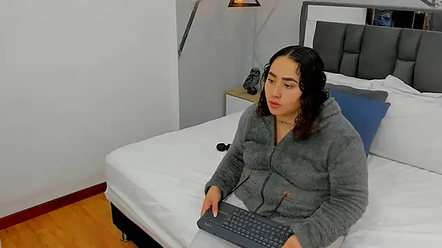 Ayla martinez online show from 01/06/25, 12:13