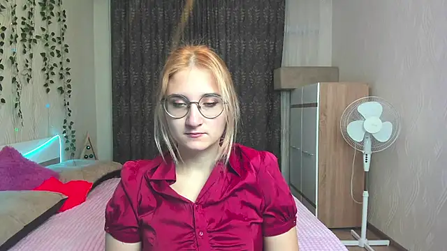 Miss Elsa  online show from 12/12/24, 02:52